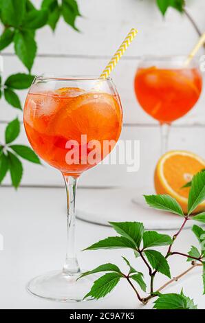 Cocktail apéritif glacé Spritz avec orange sur fond de bois blanc. Boisson alcoolisée d'été Banque D'Images