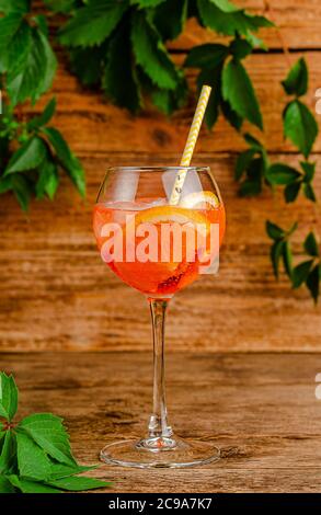 Apéritif Spritz cocktail avec paille sur fond rustique en bois. Banque D'Images