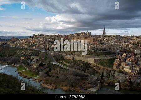 Vue sur la citiscape de Tolède et le Tage. Castilla la Mancha, Espagne. Banque D'Images