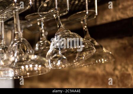 Gobelets en verre dans un bar. Reflet et lumière. Banque D'Images