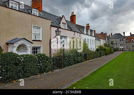 Une terrasse de cottages géorgiens près de la cathédrale de Wells dans le Somerset. Banque D'Images