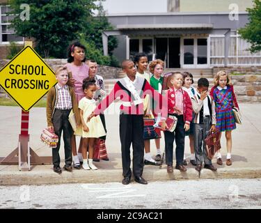 ANNÉES 1960 AFRO-AMÉRICAINE PATROUILLE ÉTUDIANT GARÇON PORTANT LA CEINTURE DE SÉCURITÉ SASH PROTECTION DES ÉTUDIANTS DE GROUPE D'ÉCOLE EN TRAVERSANT LA RUE - KS3091 HAR001 HARS SÉCURITÉ STYLE DE VIE CEINTURE FEMMES ÉTATS-UNIS COPIE ESPACE AMITIÉ PLEINE LONGUEUR ÉTATS-UNIS D'AMÉRIQUE LA CONFIANCE DES HOMMES L'AMÉRIQUE DU NORD BUTS ÉCOLES NORD-AMÉRICAINES GRADE PROTECTION PROTECTION AFRO-AMÉRICAINS LEADERSHIP AFRO-AMÉRICAIN NOIR LA FIERTÉ ETHNIQUE A INTÉGRÉ L'AUTORITÉ PRIMAIRE PATROUILLE CONCEPTUELLE INTÉGRATION COOPÉRATION ETHNIQUEMENT GRADE CROISSANCE SCOLAIRE JEUNES AVANT L'ADOLESCENCE AVANT L'ADOLESCENCE GARÇON AVANT L'ADOLESCENCE FILLE SASH TANDIS QUE L'ETHNIE CAUCASIENNE HAR001 Banque D'Images