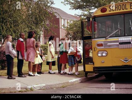 GROUPE DES ANNÉES 1960 D'ENFANTS ETHNIQUEMENT MIXTES GARÇONS ET FILLES SE TROUVANT DANS L'AUTOBUS SCOLAIRE - KS3101 HAR001 HARS ÉCOLES CATÉGORIE BONHEUR AUTOMOBILE AFRO-AMÉRICAINS AFRO-AMÉRICAIN ET LA CONNAISSANCE NOIR ETHNICITÉ PRIMAIRE CONNEXION AUTOBUS ÉLÉGANTS COOPÉRATION ETHNICITÉ SCOLAIRE CROISSANCE JEUNES PRÉ-ADOLESCENCE PRÉ-JEUNE FILLE TOGETHERNESS TRANSIT CAUCASIEN ETHNICITÉ HAR001 VÉHICULES AUTOMOBILES À L'ANCIENNE AFRO-AMÉRICAINS Banque D'Images