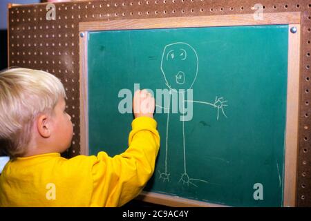 2000S QUATRE ANS BLONDE ÉCOLE GARÇON DESSIN BÂTON FIGURE HOMME SUR TABLEAU NOIR VERT - KS37545 LGA001 HARS MAISON VIE COPIE ESPACE DEMI-LONGUEUR PERSONNES INSPIRATION HOMMES DESSINER LA GARDERIE DÉVELOPPEMENT MATERNELLE MATERNELLE PRÉHENSION SIMPLE IMAGINATION CONCEPTUELLE ENFANCE CRÉATIVITÉ CROISSANCE JEUNES COMPÉTENCES MOTRICES BASE CAUCASIEN ETHNIQUE ANCIEN MODE Banque D'Images