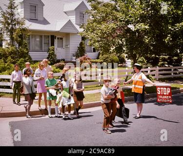 ANNÉES 1960, GROUPE ETHNIQUEMENT DIVERSIFIÉ D'ÉCOLES ENFANTS GARÇONS ET FILLES TRAVERSANT LA RUE AVEC L'AIDE D'UNE FEMME GARDE DE CROISEMENT - KS5991 HAR001 HARS COMMUNICATION STOP SÉCURITÉ PUBLIC DIFFÉRENT JOIE STYLE DE VIE FEMMES MAISON VIE COPIE ESPACE AMITIÉ FEMMES PLEINE LONGUEUR FEMMES HOMMES CONFIANCE LIBERTÉ OBJECTIFS ÉCOLES CLASSE PROTECTION DE QUARTIER AFRO-AMÉRICAINS CONNAISSANCES AFRO-AMÉRICAINES ET EXTÉRIEURES PROGRÈS ETHNICITÉ NOIRE INTÉGRATION OPPORTUNITÉ CONNEXION PRIMAIRE ÉLÉGANT DIVERSES COOPÉRATION ETHNIQUEMENT CLASSE DE CROISSANCE SCOLAIRE JUVÉNILES MOYENNE-ADULTE MOYENNE-ADULTE FEMME PRÉ-ADOLESCENCE AVANT LA JEUNE FILLE TOGEETHNESS Banque D'Images