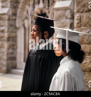 ANNÉES 1970 AFRICAN-AMERICAN COLLEGE DIPLÔMÉS HOMME ET FEMME EN PROFIL PORTANT DES ROBES ET DES CASQUETTES DE REMISE DES DIPLÔMES - KS7199 HAR001 HARS STYLE DE VIE SATISFACTION ARCHITECTURE CÉLÉBRATION FEMMES FRÈRES DIPLÔME ROBE ESPACE DEMI-LONGUEUR FEMMES PERSONNES INSPIRATION HOMMES DIPLÔMÉS SPIRITUALITÉ FRÈRES CONFIANCE SŒURS DIPLÔMÉS BUTS ÉCOLES SUCCÈS RÊVES STRUCTURE DÉCOUVERTE UNIVERSITÉS AFRO-AMÉRICAINS AFRO-AMÉRICAIN ET LE LEADERSHIP DE LA CONNAISSANCE L'ETHNIE NOIRE FIERTÉ OPPORTUNITÉ RÉALISATION LYCÉE FRÈRE LYCÉES ÉCOLES SECONDAIRES ENSEIGNEMENT SUPÉRIEUR CONNEXION CONCEPTUELS CAPS COLLÈGES Banque D'Images