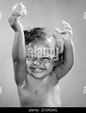 40 BONNE FILLE AFRO-AMÉRICAINE DE BÉBÉ TENANT SQUEEZER SQUEAKER JOUET AU-DESSUS DE SA TÊTE SOURIRE RIANT DEUX DENTS DE DEVANT MONTRANT - N361 HAR001 HARS B&W JOYEUX AFRO-AMÉRICAINS AFRO-AMÉRICAINS NOIR ETHNICITÉ SOURIT JOYEUX JEUNES FILLE BÉBÉ NOIR ET BLANC HAR001 OLD FASHIONED AFRO-AMÉRICAINS Banque D'Images