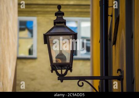 Lanterne rétro dans l'une des rues de la vieille ville de Stockholm. Banque D'Images