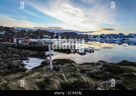 Village de Kulusuk dans l'est du Groenland. Logement Coulourful, élevé au-dessus du sol dans les styles architecturaux vernaculaires. Banque D'Images