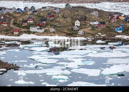 Village de Kulusuk dans l'est du Groenland. Logement Coulourful, élevé au-dessus du sol dans les styles architecturaux vernaculaires. Banque D'Images