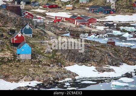 Village de Kulusuk dans l'est du Groenland. Logement Coulourful, élevé au-dessus du sol dans les styles architecturaux vernaculaires. Banque D'Images