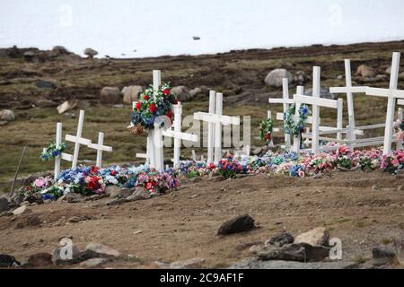 Village de Kulusuk dans l'est du Groenland. Logement Coulourful, élevé au-dessus du sol dans les styles architecturaux vernaculaires. Banque D'Images