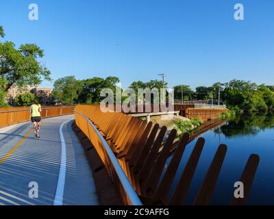 Jogger sur 312 RiverRun, Riverview Bridge, Chicago, Illinois. Banque D'Images