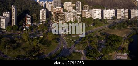 Intersection de routes à Rio de Janeiro avec des bâtiments résidentiels Banque D'Images