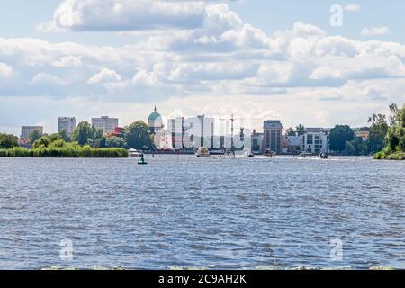 Potsdam, Allemagne - 12 juillet 2020 : Lac Tiefer avec le quai de la Schiffbauergasse, théâtre Hans Otto, moulin à chicorée, église Saint-Nicolas et recrée Banque D'Images