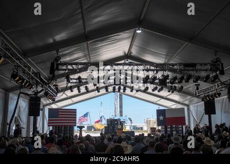 Midland, TX USA 29 juillet 2020: Le président américain DONALD TRUMP s'adresse aux invités à l'intérieur d'une tente climatisée à côté de la plate-forme de forage Lattihaw #9 sur le site du puits Double Eagle (en arrière-plan) près de Midland. Crédit : Bob Daemmrich/Alay Live News Banque D'Images