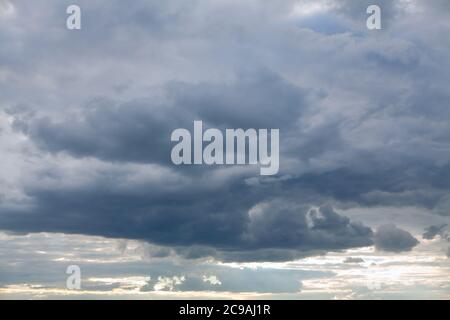 Nimbostratus nuages avec la lumière du soleil dans la soirée Banque D'Images