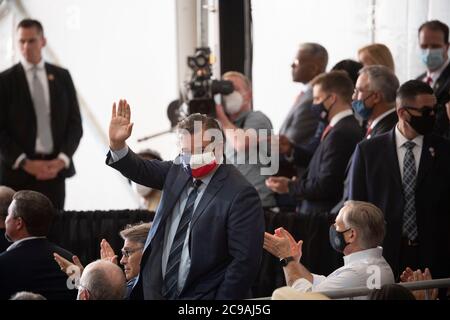 Midland, TX USA 29 juillet 2020: Le sénateur américain Ted Cruz Waves après avoir été reconnu par le Presd. Donald Trump lors du discours de campagne de Trump aux invités sur un site de production de puits de pétrole près de Midland. Cruz et d'autres portent des masques pendant la pandémie du coronavirus, alors que d'autres ne le sont pas.Credit: Bob Daemmrich/Alamy Live News Banque D'Images