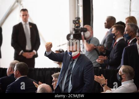 Midland, TX USA 29 juillet 2020: Le sénateur américain Ted Cruz Waves après avoir été reconnu par le Presd. Donald Trump lors du discours de campagne de Trump aux invités sur un site de production de puits de pétrole près de Midland. Cruz et d'autres portent des masques pendant la pandémie du coronavirus, alors que d'autres ne le sont pas.Credit: Bob Daemmrich/Alamy Live News Banque D'Images