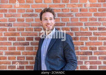 Homme professionnel homme d'affaires portrait. Chic décontracté urbain homme d'affaires souriant heureux dans le bâtiment de bureau ou la rue de ville. Beau homme portant un costume Banque D'Images