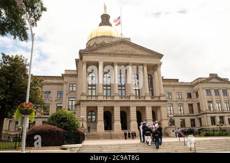 Atlanta, Géorgie, États-Unis. 29 juillet 2020. Des milliers de personnes se rassemblent au Capitole de Géorgie pour rendre hommage au représentant John Lewis alors que son corps est dans l'état. Crédit : Steve Eberhardt/ZUMA Wire/Alay Live News Banque D'Images