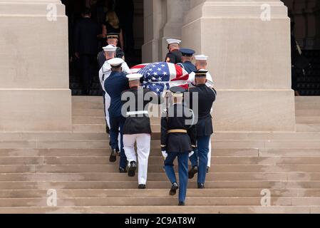 Atlanta, Géorgie, États-Unis. 29 juillet 2020. Des milliers de personnes se rassemblent au Capitole de Géorgie pour rendre hommage au représentant John Lewis alors que son corps est dans l'état. Crédit : Steve Eberhardt/ZUMA Wire/Alay Live News Banque D'Images