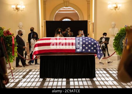 Atlanta, Géorgie, États-Unis. 29 juillet 2020. Des milliers de personnes se rassemblent au Capitole de Géorgie pour rendre hommage au représentant John Lewis alors que son corps est dans l'état. Crédit : Steve Eberhardt/ZUMA Wire/Alay Live News Banque D'Images