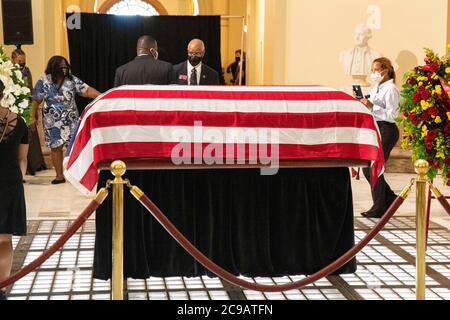 Atlanta, Géorgie, États-Unis. 29 juillet 2020. Des milliers de personnes se rassemblent au Capitole de Géorgie pour rendre hommage au représentant John Lewis alors que son corps est dans l'état. Crédit : Steve Eberhardt/ZUMA Wire/Alay Live News Banque D'Images