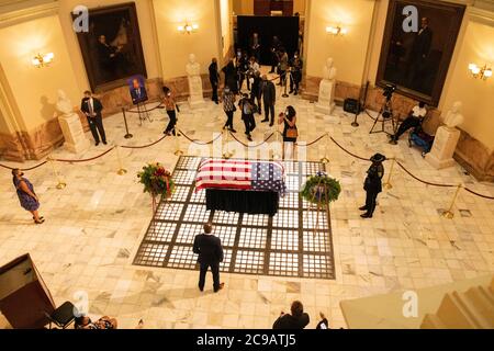 Atlanta, Géorgie, États-Unis. 29 juillet 2020. Des milliers de personnes se rassemblent au Capitole de Géorgie pour rendre hommage au représentant John Lewis alors que son corps est dans l'état. Crédit : Steve Eberhardt/ZUMA Wire/Alay Live News Banque D'Images