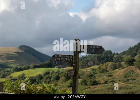 Panneau de marche des marcheurs indiquant le pont d'Alport, Hope Cross et Upper Derwent, au-dessus du col de Snake, Peak District, Derbyshire Banque D'Images