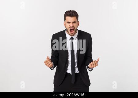 jeune homme criant agressivement, regardant très fâché, frustré, indigné ou énervé, criant. Isolé sur fond blanc. Banque D'Images