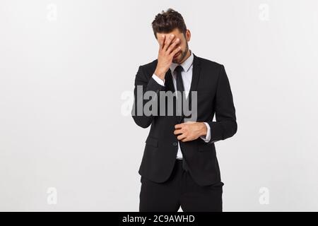 jeune homme criant agressivement, regardant très fâché, frustré, indigné ou énervé, criant. Isolé sur fond blanc. Banque D'Images