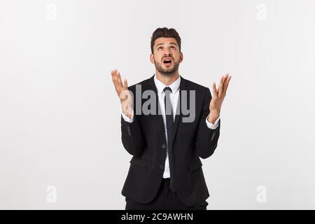 jeune homme criant agressivement, regardant très fâché, frustré, indigné ou énervé, criant. Isolé sur fond blanc. Banque D'Images