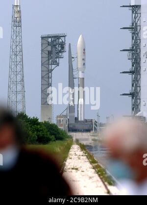 Le 29 juillet 2020 - Cape Canaveral, Floride, États-Unis - les membres des médias portant des masques protecteurs se promontent près d'une fusée Atlas V avec le rover de la persévérance de la NASA, prêt pour le lancement demain matin au PAD 41 à la station aérienne de Cape Canaveral le 29 juillet, 2020 à Cape Canaveral, Floride. En tant que composante clé de la mission Mars 2020, la persévérance doit atterrir sur la planète Rouge en février 2021, où elle cherchera des signes de vie ancienne et recueillera des échantillons de roche et de sol pour un éventuel retour sur Terre. (Paul Hennessy/Alamy Live News) Banque D'Images