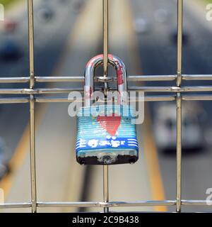 Les locks d'amour ont commencé à s'accumuler sur le pont de l'American Tobacco Trail au-dessus de l'Interstate 40 à Durham, en Caroline du Nord. Banque D'Images