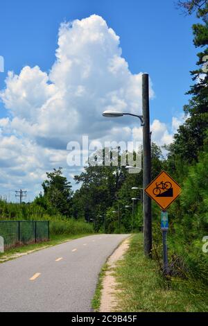 Une section de l'American Tobacco Trail entre Durham et Chapel Hill NC qui a transformé un lit de chemin de fer abandonné en une voie verte publique de 22 miles. Banque D'Images