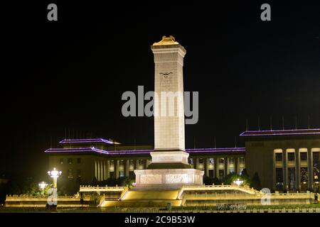 Place Tiananmen : monument aux héros du peuple et mausolée de Mao Zedong. Pékin, Chine Banque D'Images