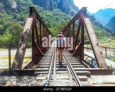 Backpacker sur le chemin d'Aguas Calientes, ville hôte de Machu Picchu Banque D'Images