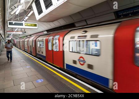 Londres, Royaume-Uni. 24 juillet 2020. Un seul passager descend sur la plate-forme de la gare de Kings Cross. Le gouvernement a rendu obligatoire le port de couvre-visage sur tous les transports en commun et dans différents endroits comme les magasins, les banques et les bureaux de poste ainsi que les magasins, les supermarchés, les centres commerciaux intérieurs et les stations en Angleterre aujourd'hui. Crédit : Edward Crawford/SOPA Images/ZUMA Wire/Alay Live News Banque D'Images