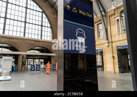 Londres, Royaume-Uni. 24 juillet 2020. Une vue d'un signe de coronavirus rappelant aux gens de porter des masques à la gare de Kings Cross.le gouvernement a rendu obligatoire de porter des couvre-visage sur tous les transports publics et dans différents endroits comme des magasins, des banques et des bureaux de poste ainsi que des magasins, des supermarchés, Centres commerciaux intérieurs et stations en Angleterre aujourd'hui. Crédit : Edward Crawford/SOPA Images/ZUMA Wire/Alay Live News Banque D'Images