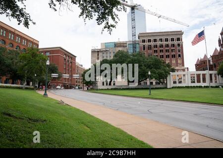 Dallas, Texas, États-Unis. 29 juillet 2020. Un X qui marque l'endroit sur Elm Street où le président John F. Kennedy a été tourné par Lee Harvey Oswald du Texas School Book Depository, maintenant connu sous le nom de Dallas County Administration Building, un bâtiment de sept étages faisant face à Dealey Plaza à Dallas, Texas. Crédit : Bryan Smith/ZUMA Wire/Alay Live News Banque D'Images