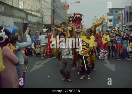 Des milliers de citoyens de Bandung se sont emparées dans les rues pour participer à la joyeuse célébration de Cap Go meh (l'équivalent du festival Lantern). Banque D'Images