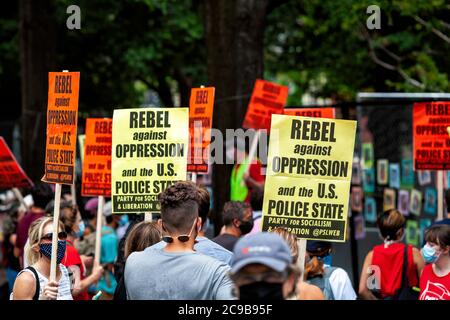 Des manifestants avec des panneaux à Lafayette Square / Maison Blanche avant mars contre la police de Trump, Washington, DC, États-Unis Banque D'Images