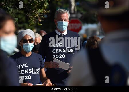 New York, États-Unis. 29 juillet 2020. Bill de Blasio, maire de la ville de New York (c), traverse la communauté indienne punjabi de Richmond Hill lorsqu'il fait des coups de porte pour encourager les New-Yorkais à terminer le recensement de 2020, à Queens, NY, le 29 juillet 2020. (Anthony Behar/Sipa USA) crédit: SIPA USA/Alay Live News Banque D'Images