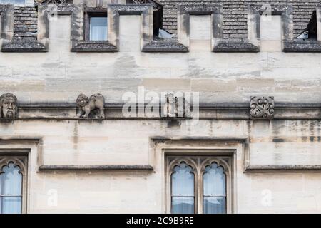 Gargoyle le long de l'extérieur de l'université de Magdalen. Oxford. Oxfordshire, Angleterre Banque D'Images