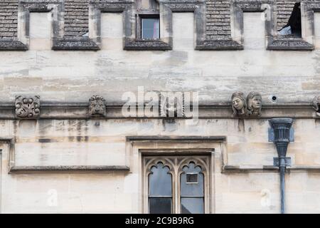 Gargoyle le long de l'extérieur de l'université de Magdalen. Oxford. Oxfordshire, Angleterre Banque D'Images