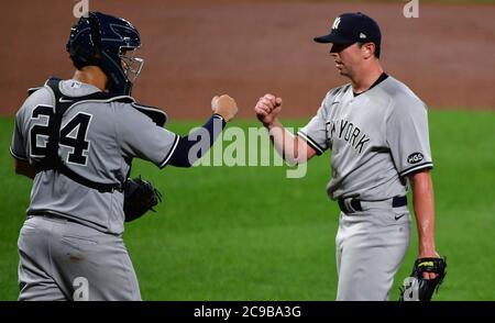 Baltimore, États-Unis. 29 juillet 2020. Gary Sanchez (24) félicite le lanceur de secours Brooks Kriske (82) pour une victoire de 9-3 sur les Baltimore Orioles lors d'un match d'ouverture à domicile de la Ligue majeure de baseball à Camden yards à Baltimore, MD, le mercredi 29 juillet 2020. Photo de David Tulis/UPI crédit: UPI/Alay Live News Banque D'Images