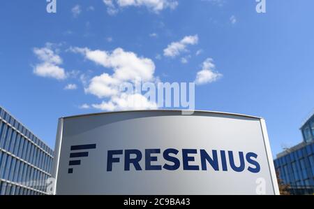 Bad Homburg, Allemagne. 15 mai 2019. Le lettrage « Fresenius » est orné sur une stèle près du siège social de Fresenius se & Co. KGaA. Fresenius et Fresenius Medical Care annonceront les chiffres du deuxième trimestre le 30 juillet 2020. Credit: Arne Dedert/dpa/Alay Live News Banque D'Images