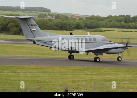 92-03328, un Huron Beechcraft C-12V exploité par l'armée des États-Unis, à l'aéroport Prestwick à Ayrshire, en Écosse. Banque D'Images