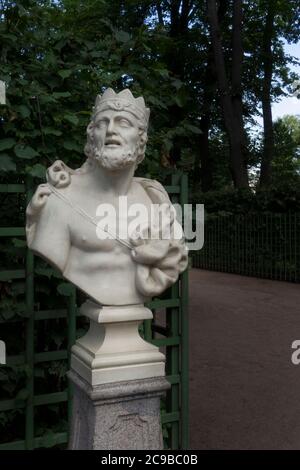 Saint-Pétersbourg, Russie - 28 juillet 2019 : Sculpture en marbre du buste du roi Midas par Orazio Marinali, Italie, 1717. Jardin d'été, Saint-Pétersbourg. Banque D'Images